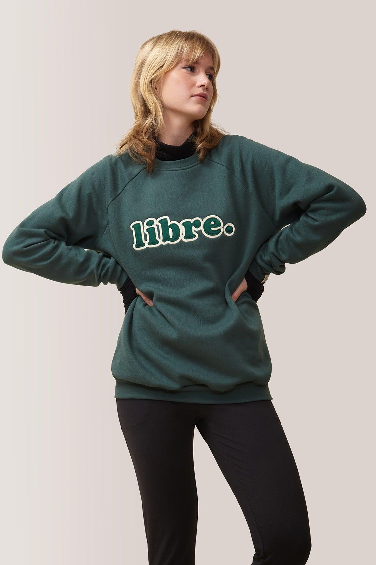 Femme qui porte le chandail LIBRE de Rose Boreal./ Women wearing the LIBRE Boyfriend Sweater by Rose Boreal. -Cypress